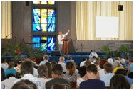 pastor Paul armand seisab kohtla järvel koguduse kantslis ja kuulutab jumala sõna